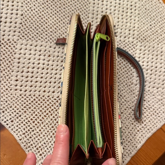 Dooney Bourke - Picture 4 of 5